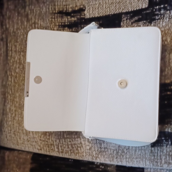 4/$60 White Le Chateau Purse - Small - Picture 3 of 10